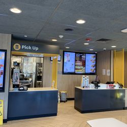 McDonald's - Sparkling McDonald's in McKownville, dining room clean