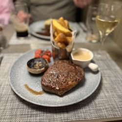 Strathaven Hotel - Rib eye with peppercorn sauce, portobello mushroom, tomatoes & steak friends