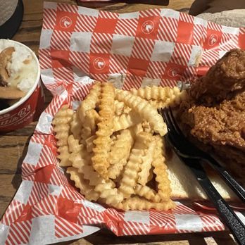 Hattie B's Hot Chicken - Birmingham - Quarter Bird White Plate and Banana Pudding Cup - Sandwiches Near Me - Birmingham, Alabama