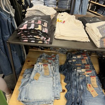 Levi's - Shorts - Men's Clothing Near Me - Mashantucket, Connecticut Levi's - Shorts - Men's Clothing Near Me - Mashantucket, Connecticut