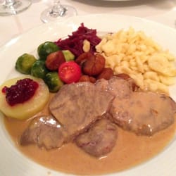 Rehschnitzel mit Spätzli, Rotkraut, Kastanien und Rosenkohl