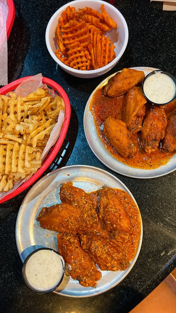 Pluckers Wing Bar - Lovers & Greenville