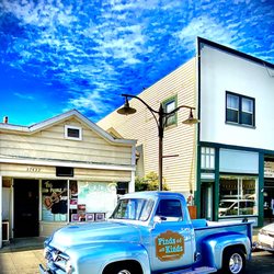 Muddpuddle Shop And Etch-A-Sketch Gallery - Barber shop turned music venue. So very cool!+