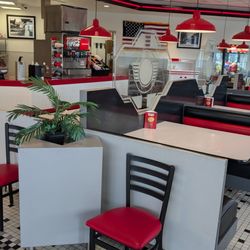 Steak ’n Shake - Inside