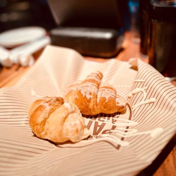 Cheddar's Scratch Kitchen - Honey Butter Croissants - American Near Me - Albuquerque, New Mexico