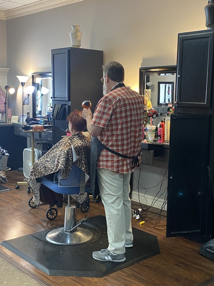 THE CUTTING EDGE Updated May 2024 532 US Highway 51 Byp W