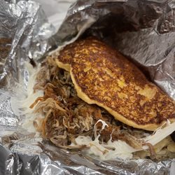 Wasacaca - Cachapa with pulled pork