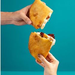 Mochima Bistro - Empanada queso y platano