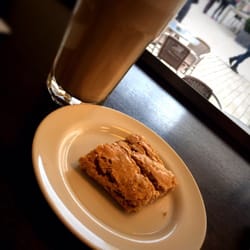 M Kaffee - Perfekt zur Vanilla Latte: eines der superben Cantuccini! Order dir eins!