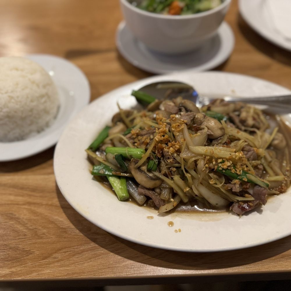Bangkok Broiler - L11. Ginger & Mushroom - Thai Near Me - Hesperia, California