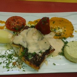 Pavé de la mer au beurre citronné.