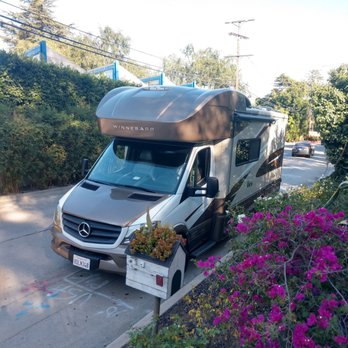 Road Shark RV - Road Shark 3 - RV Rental Near Me - Los Angeles, California