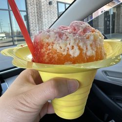 Aloha Shave Ice & Coffee Shoppe - 16 oz. Medium Savannah's Smile Hawaiian Style Snowball Combo