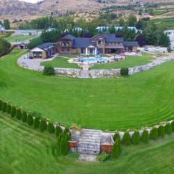 Lake's Edge Tuscan Lodge - Drone photo of Lake's Edge Tuscan lodge, Chelan Valley.