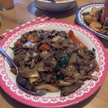 Mae Ornnit Thai Kitchen - Drunken noodle + Beef - Thai Near Me - Annandale, Virginia
