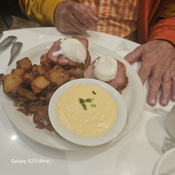 Briarpatch Restaurant - Traditional Eggs Benedict woth home fries - American Near Me - Winter Park, Florida