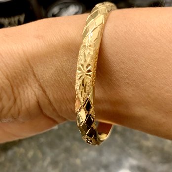 Kim Hoan - Yellow Gold 18k bangle with clasped lock - Jewelry Near Me - Houston, Texas Kim Hoan - Yellow Gold 18k bangle with clasped lock - Jewelry Near Me - Houston, Texas