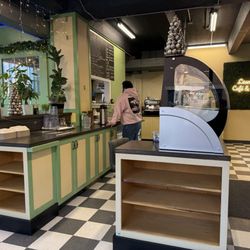 Leandro’s Cafe & Bistro - Front counter and waitress station
