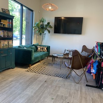 Dog Culture - Lounge area with TV - Pet Groomers Near Me - Greenville, South Carolina Dog Culture - Lounge area with TV - Pet Groomers Near Me - Greenville, South Carolina