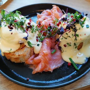 Cloud Kitchen - Eggs Benedict with salmon - Breakfast & Brunch Near Me - Dusseldorf, NW