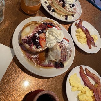 Another Broken Egg Cafe - Cinnamon roll French toast and blueberry lemon pancakes - Breakfast & Brunch Near Me - Burbank, California
