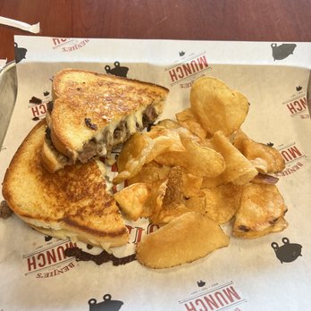 Benjies Munch - Sirloin melt with hand cut chips - Food Trucks Near Me - San Antonio, Texas