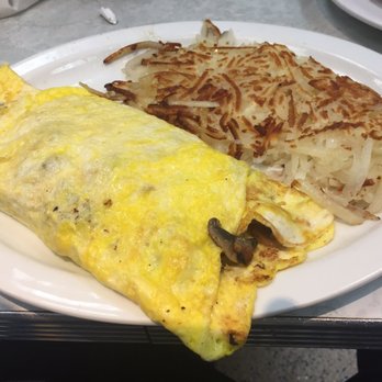 Bob & Edith's Diner - Bacon, tomato, mushroom omelette with hash browns - American Near Me - Arlington, Virginia Bob & Edith's Diner - Bacon, tomato, mushroom omelette with hash browns - American Near Me - Arlington, Virginia