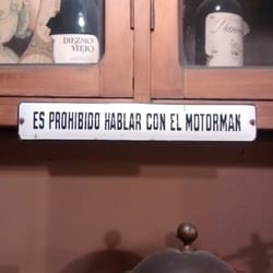 El Ruedo - Un auténtico bodegón cafetero, donde los afiches y objetos colgados no están por moda, sino por historia.