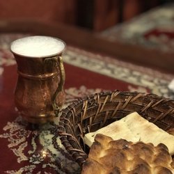 Öz Urfa Grillhaus - frischer Ayran mit türkischem Fladen-Brot
