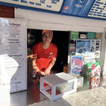 Red's Eats - Pleasant and happy server - Seafood Near Me - Wiscasset, Maine