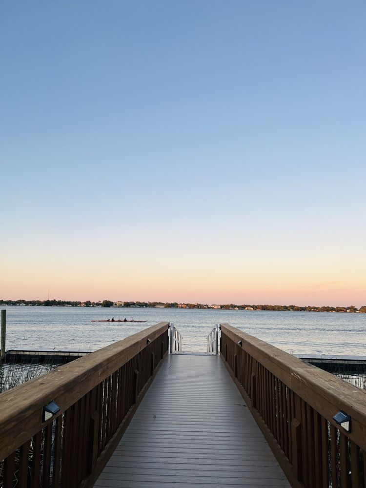 Grills Lakeside Seafood Deck & Tiki Bar