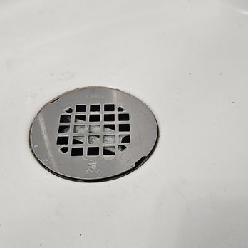 Madera Plumbing - If you zoom in you can see the dent in the end of the tub and it needs to be cauked plus the metal piece inside doesn't belong in there. - Plumbing Near Me - Perris, California Madera Plumbing - If you zoom in you can see the dent in the end of the tub and it needs to be cauked plus the metal piece inside doesn't belong in there. - Plumbing Near Me - Perris, California