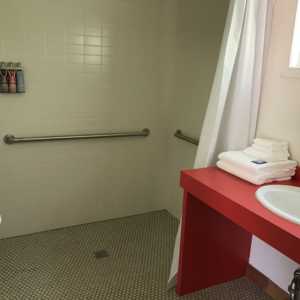 Austin Motel - Shower. - Hotels Near Me - Austin, Texas