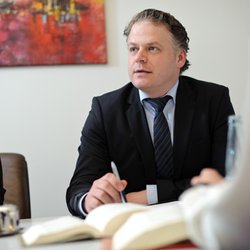 Kohnen & Krag Rechtsanwälte - Fachanwalt Kohnen im Dialog mit einem Mandanten im Arbeitsrecht