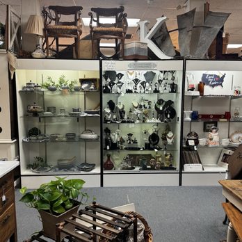 Shop Around the Corner - Antiques Near Me - Simi Valley, California Shop Around the Corner - Antiques Near Me - Simi Valley, California