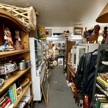 Bear Wallow Antiques & Things - Antiques Near Me - Lakeside, Arizona