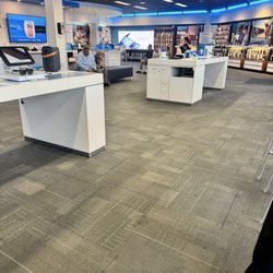 AT&T Store - Clean store