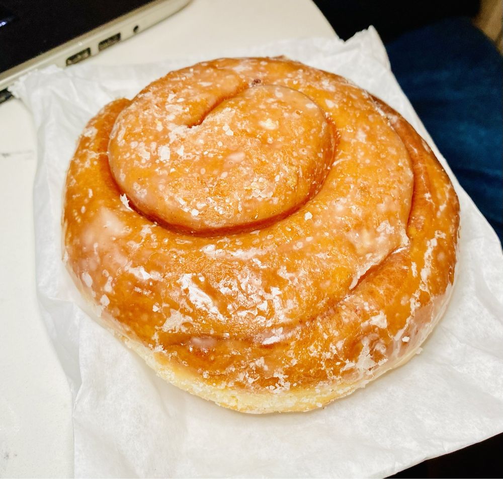 Russell's Donuts Logo