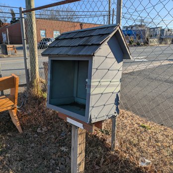 Little Free Pantry - South Tryon Community UMC Free Pantry, 2516 S Tryon St., Charlotte - Food Banks Near Me - Charlotte, North Carolina Little Free Pantry - South Tryon Community UMC Free Pantry, 2516 S Tryon St., Charlotte - Food Banks Near Me - Charlotte, North Carolina