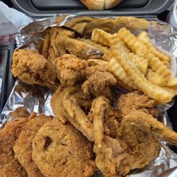 Bo’s Best Wings - Big Boss Special (5 Whole Wings, Fries & Fried Green Tomatoes)