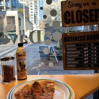 Dave & Mel's Pizzeria - Pizza Near Me - North Vancouver, British Columbia