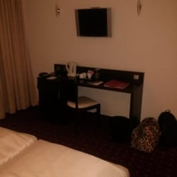 Leonardo Hotel - Der TV ist klein, veraltet, sowohl Bild als auch Ton von schlechter Qualität