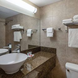 Super 8 by Wyndham Edmonton International Airport - Guest bath room