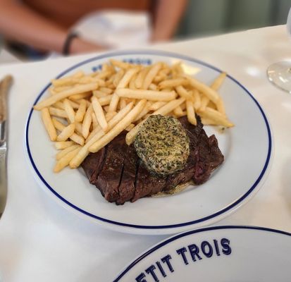 Petit Trois le Valley by null