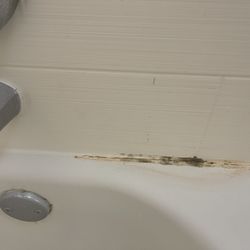 Bathroom tub