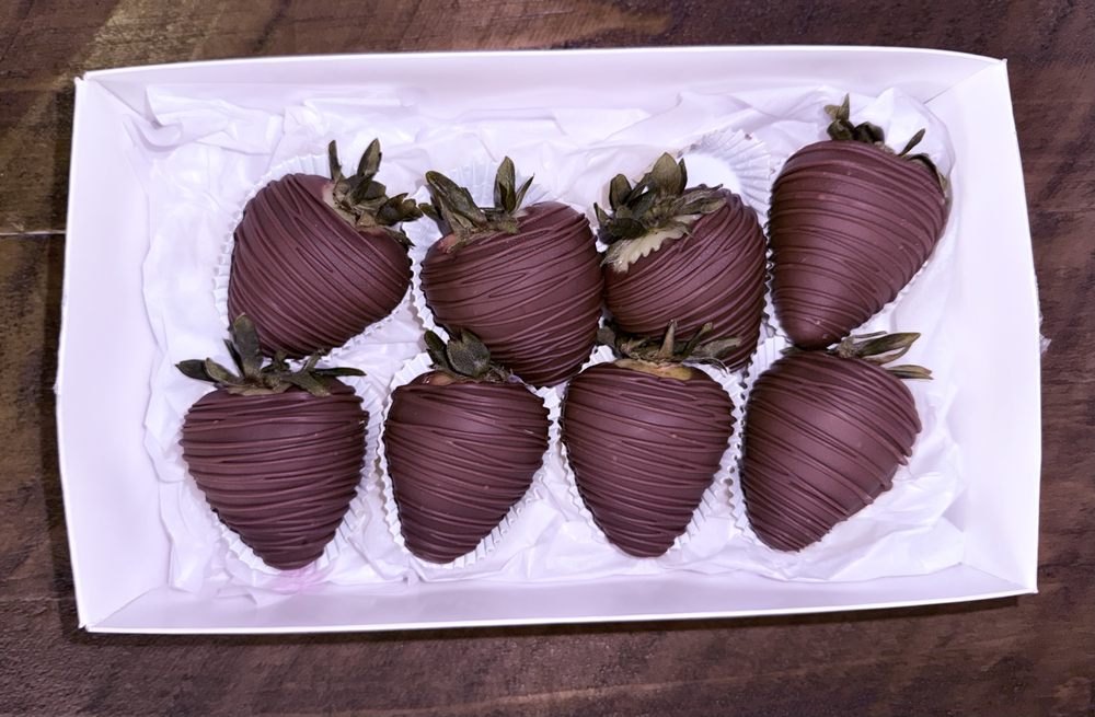 Liana Treat and Berry Logo