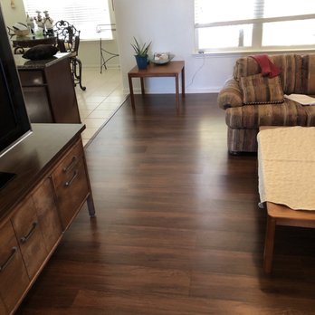 3 Pros Construction - Laminate floor in living room - General Contractors Near Me - Pflugerville, Texas 3 Pros Construction - Laminate floor in living room - General Contractors Near Me - Pflugerville, Texas