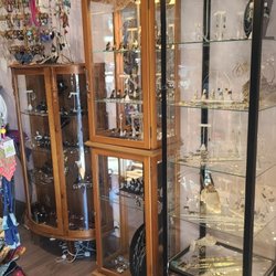 Unique Boutique - Beautiful jewlery display cases full of the best 925 Italian silver