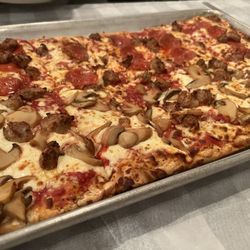 Red Front Restaurant - Traditional pizza