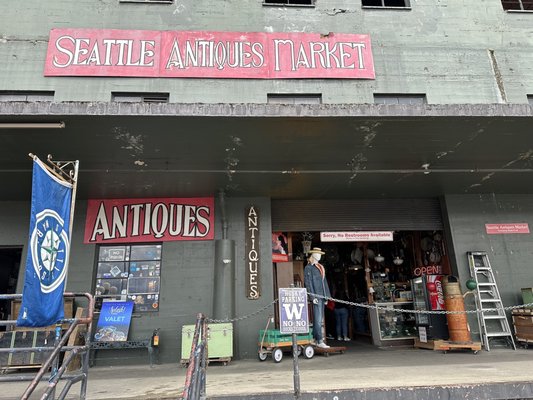 Seattle Antiques Market by null